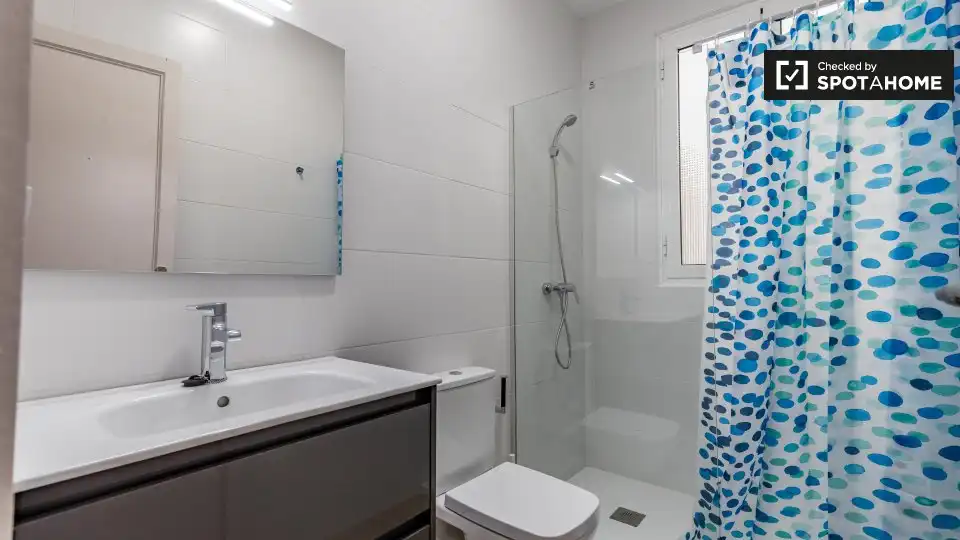 Bathroom of Flat for rent in Valencia  with Air Conditioner, Heating and Furnished