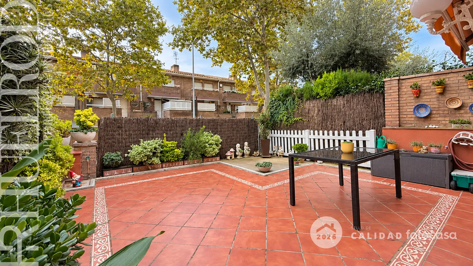 Vista exterior de Casa adosada en venta en Cerdanyola del Vallès con Aire acondicionado, Calefacción y Jardín privado