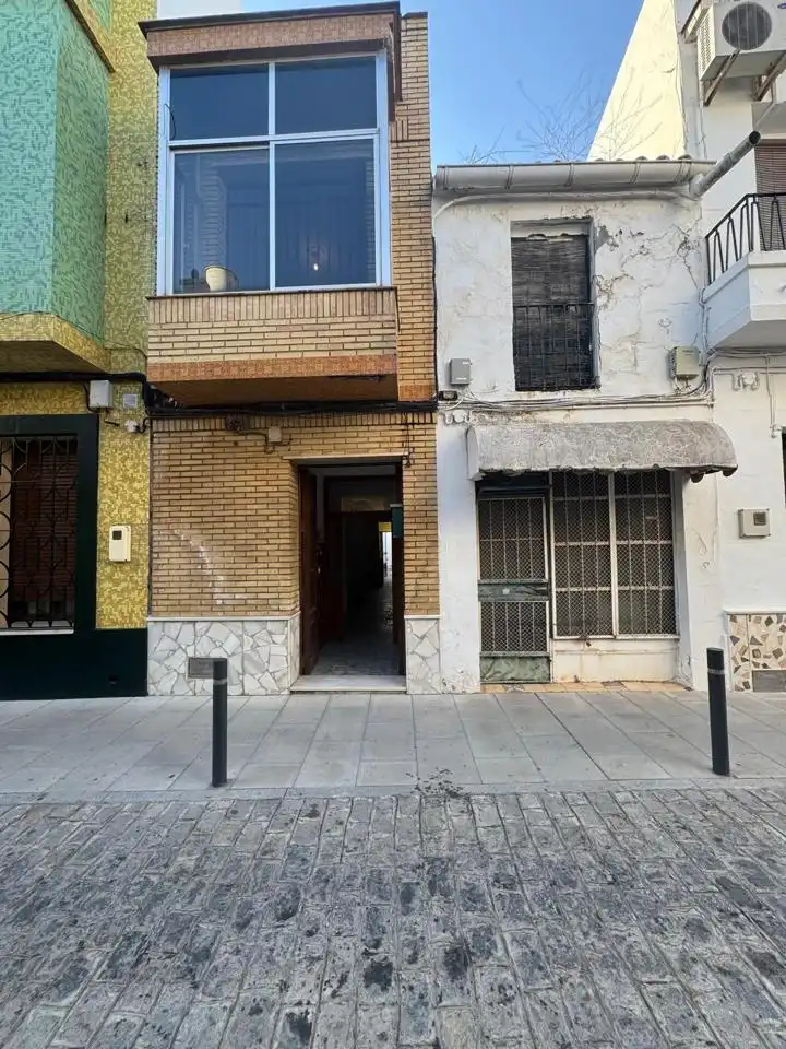 Vista exterior de Casa o chalet en venta en Brenes con Terraza y Trastero
