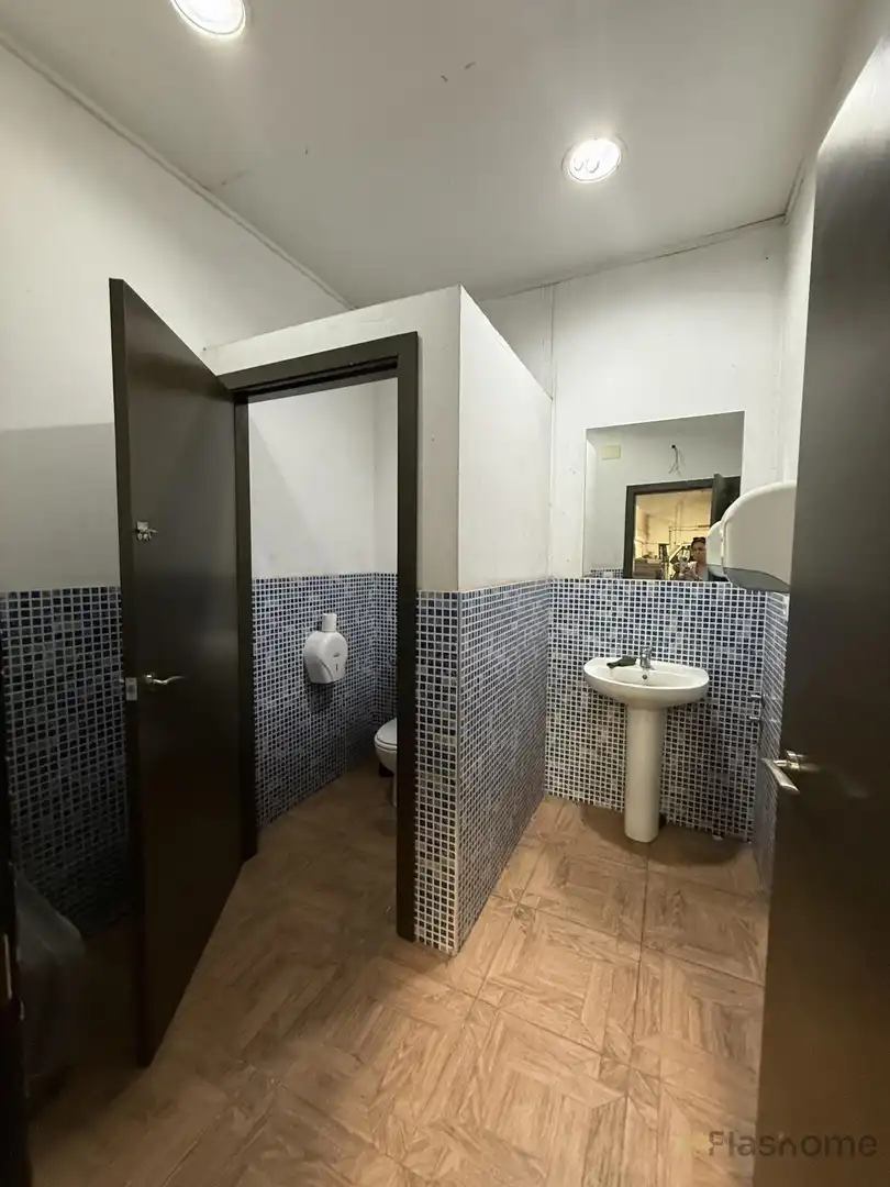 Baño de Nave industrial de alquiler en Medellín