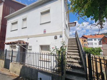 Casa amb balcó en venda a Avenida de Buenos Aires