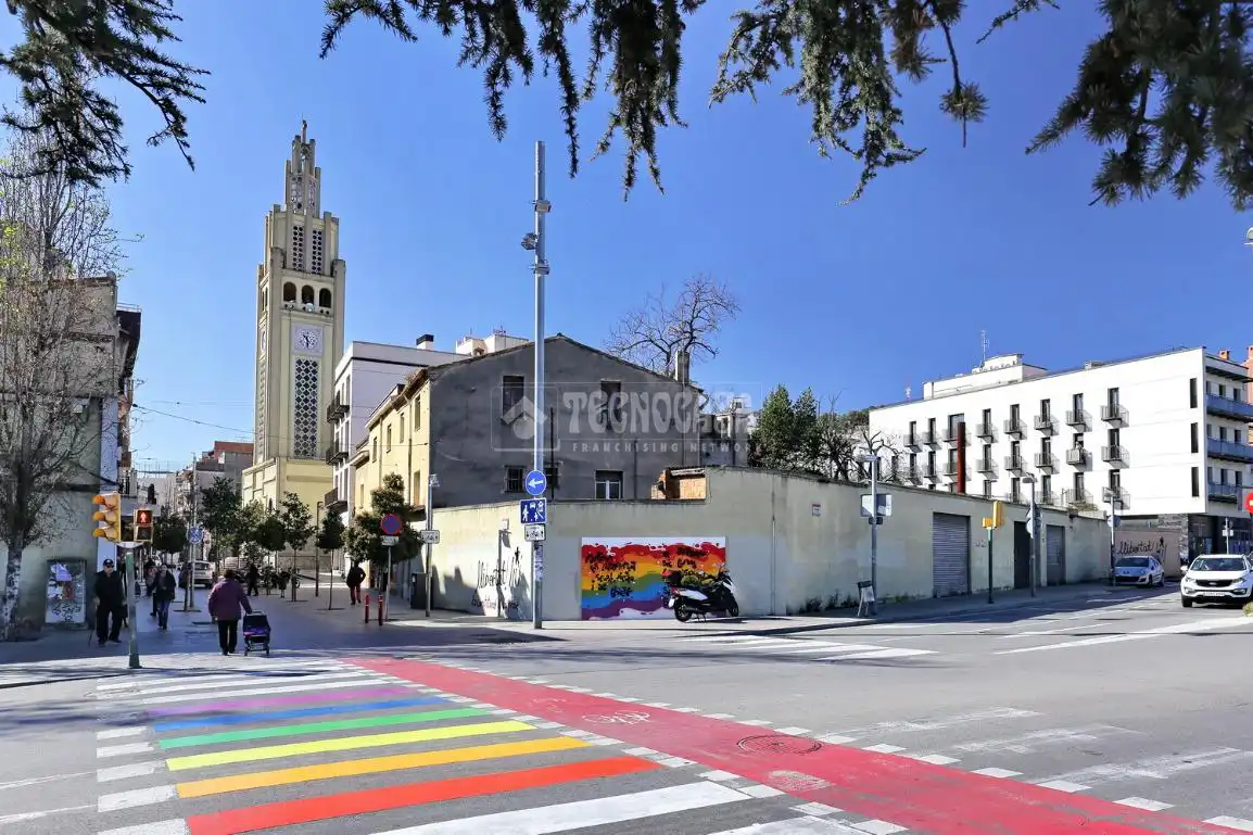 Vista exterior de Casa adosada en venda en Montcada i Reixac amb Balcó