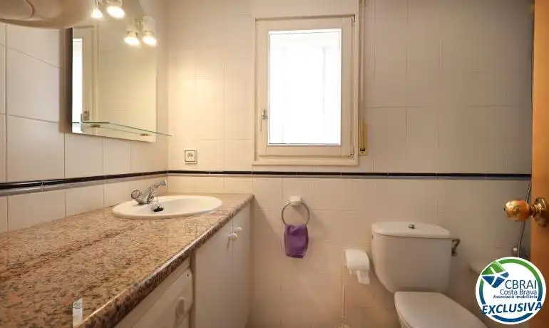 Bathroom of Apartments for sale in Llançà  with Air Conditioner, Heating and Terrace