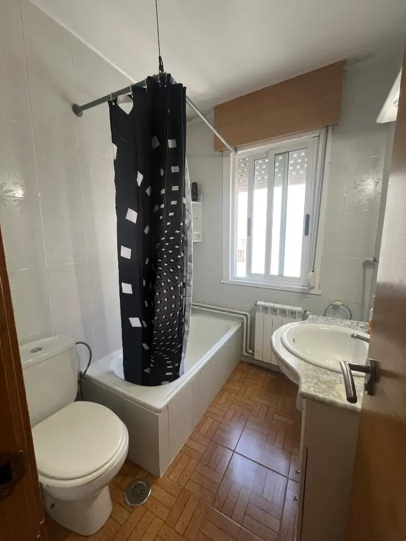 Baño de Piso de alquiler en Redondela con Calefacción, Amueblado y Horno