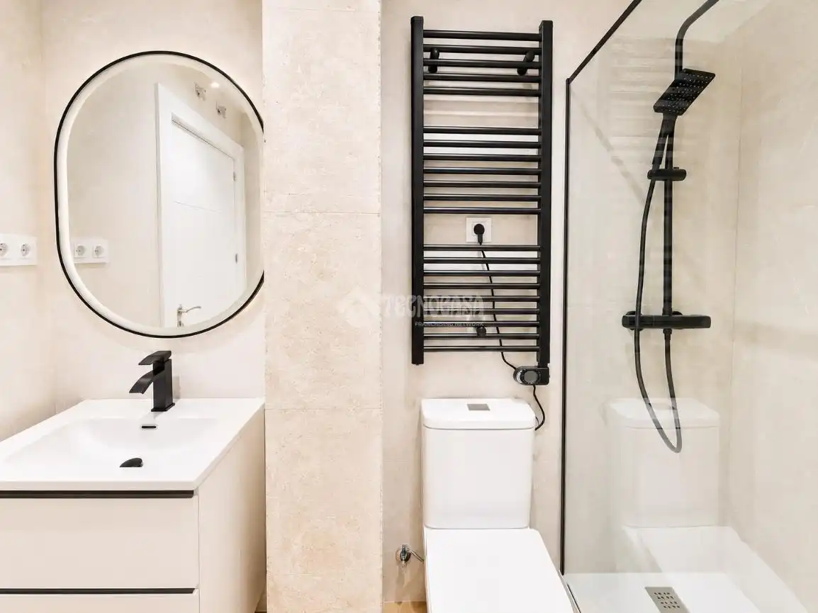 Bathroom of Flat for sale in Madrid  with Heating