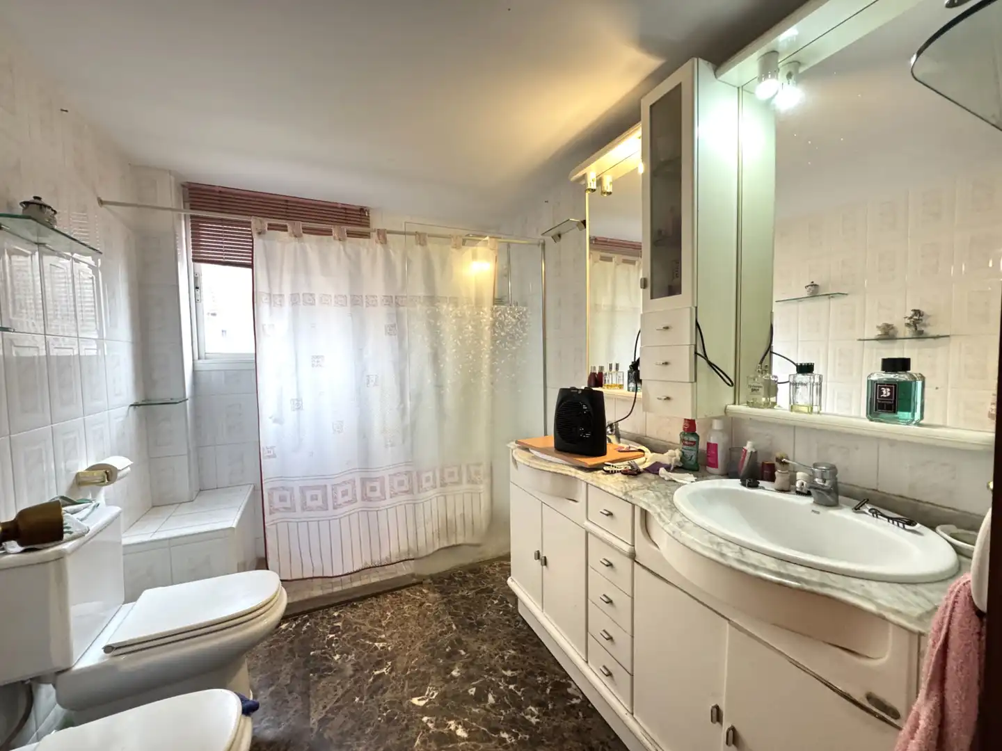 Badezimmer von Gebäude zum Verkauf in Santa Coloma de Gramenet mit Alarm
