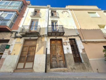 House with balcony for sale in Artana