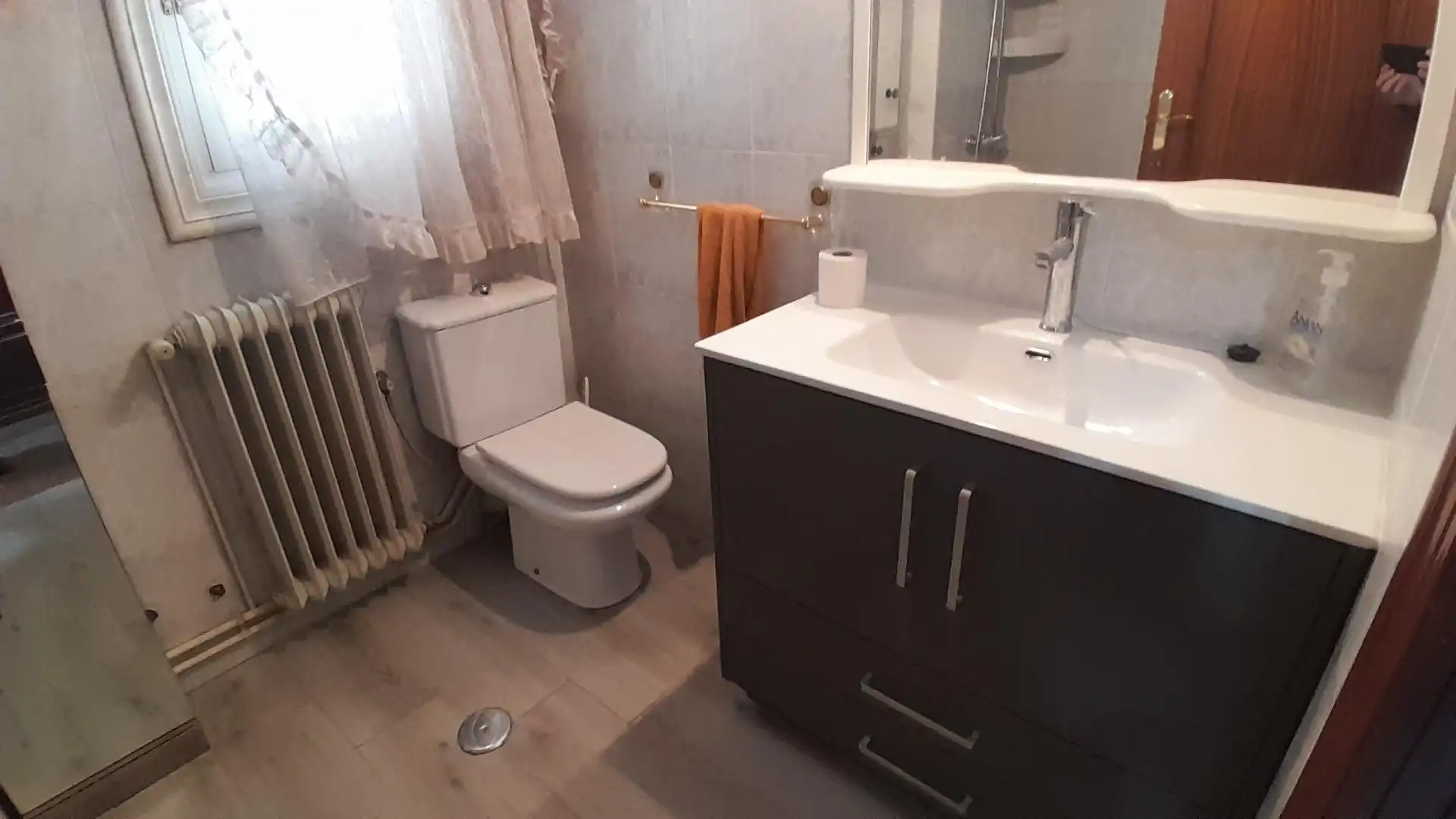 Bany de Pis en venda en Yecla amb Calefacció, Terrassa i Balcó