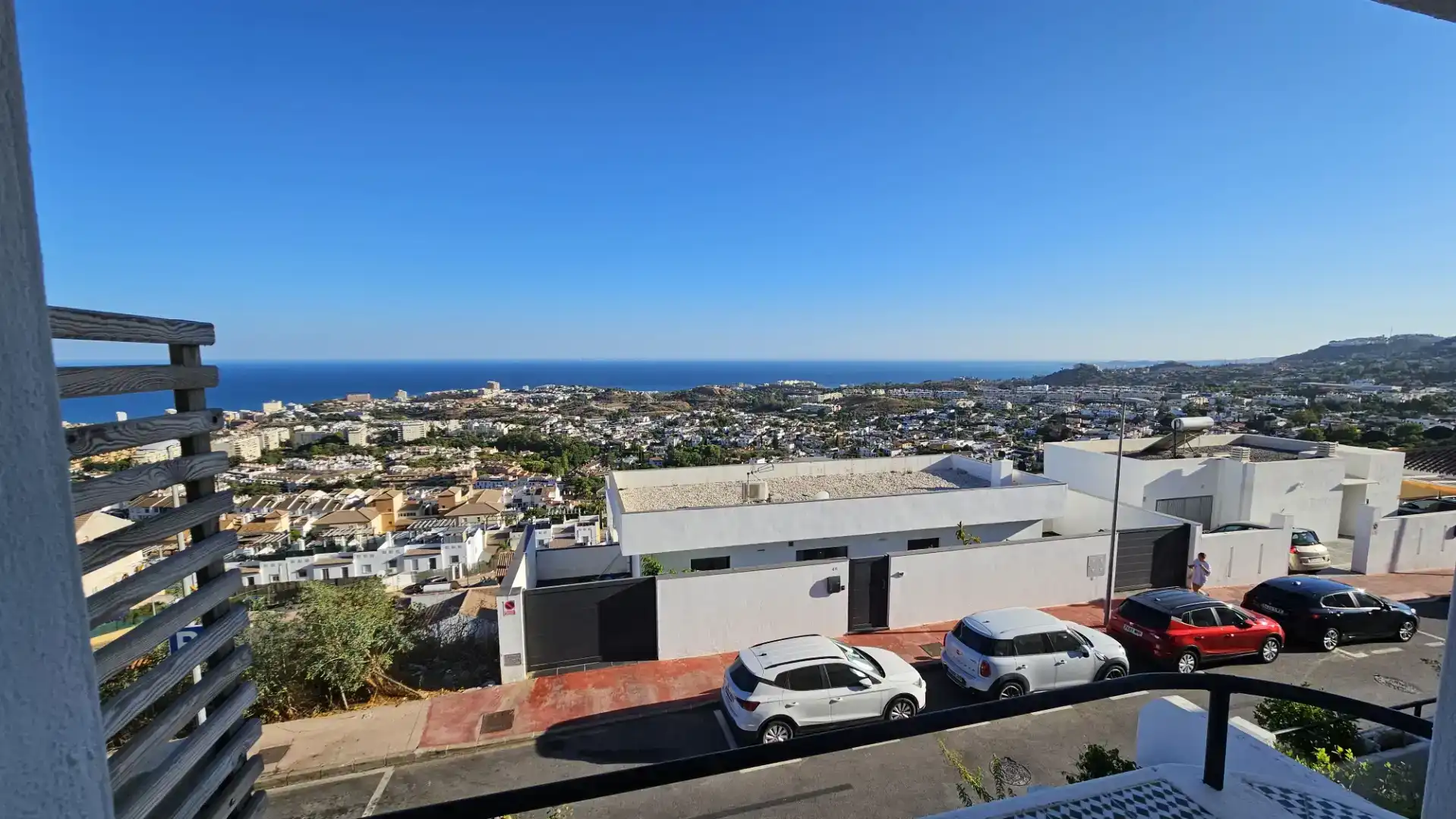 Vista exterior de Casa adosada en venda en Benalmádena amb Aire condicionat, Piscina i Balcó