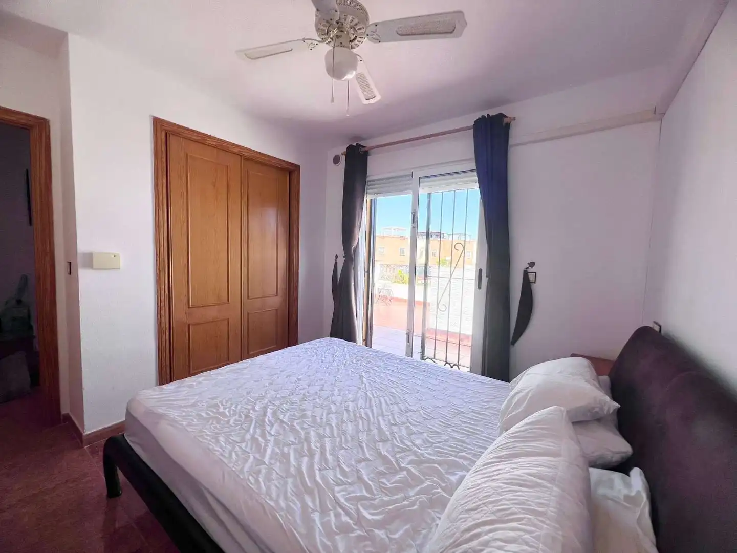 Schlafzimmer von Einfamilien-Reihenhaus zum Verkauf in Torrevieja mit Klimaanlage, Terrasse und Schwimmbad