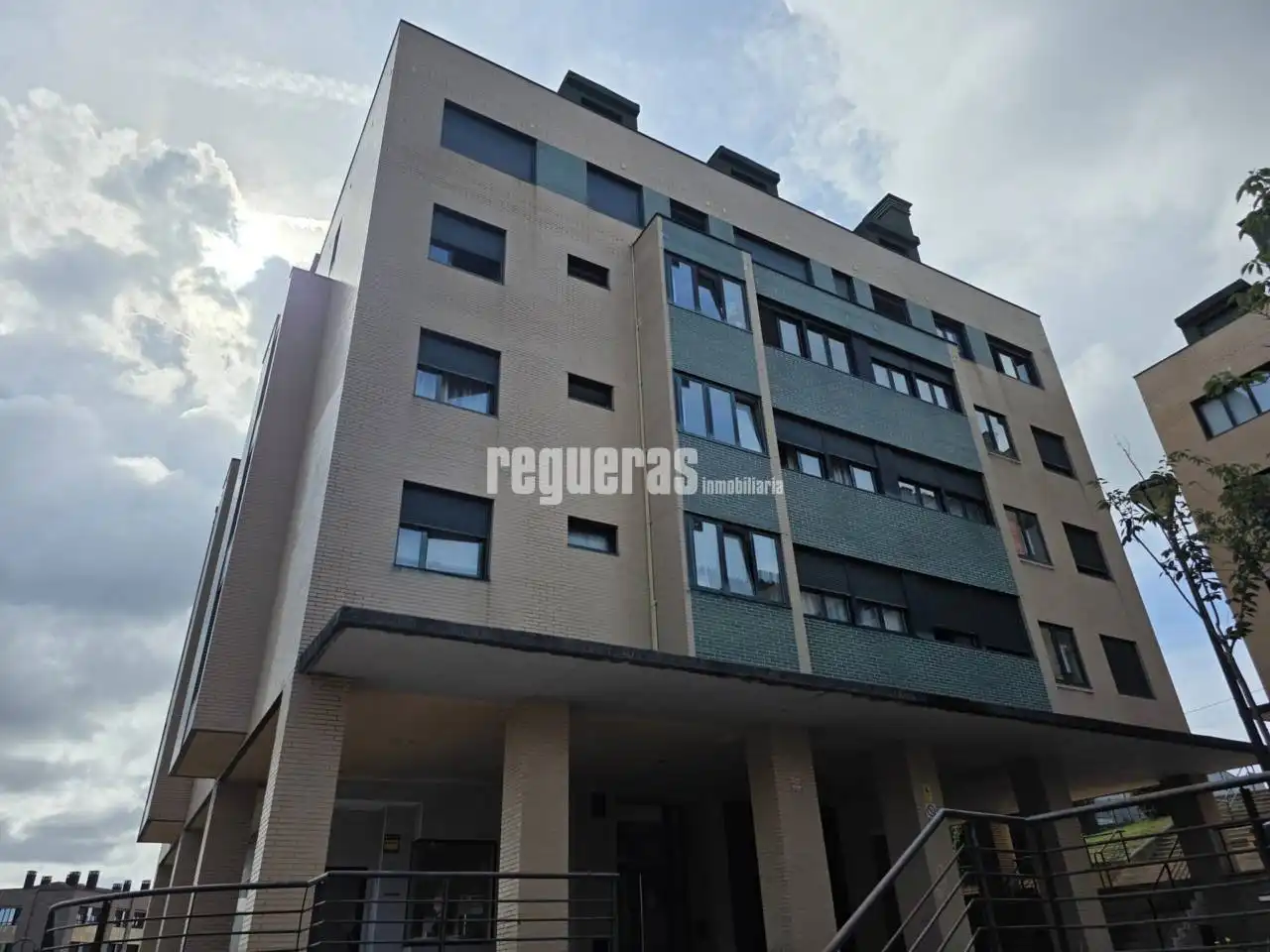 Vista exterior de Dúplex en venda en Avilés amb Calefacció, Parquet i Terrassa