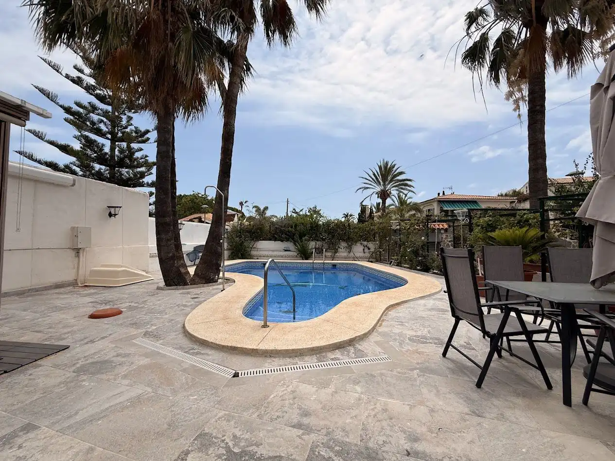 Piscina de Casa o xalet en venda en El Campello amb Aire condicionat, Calefacció i Jardí privat