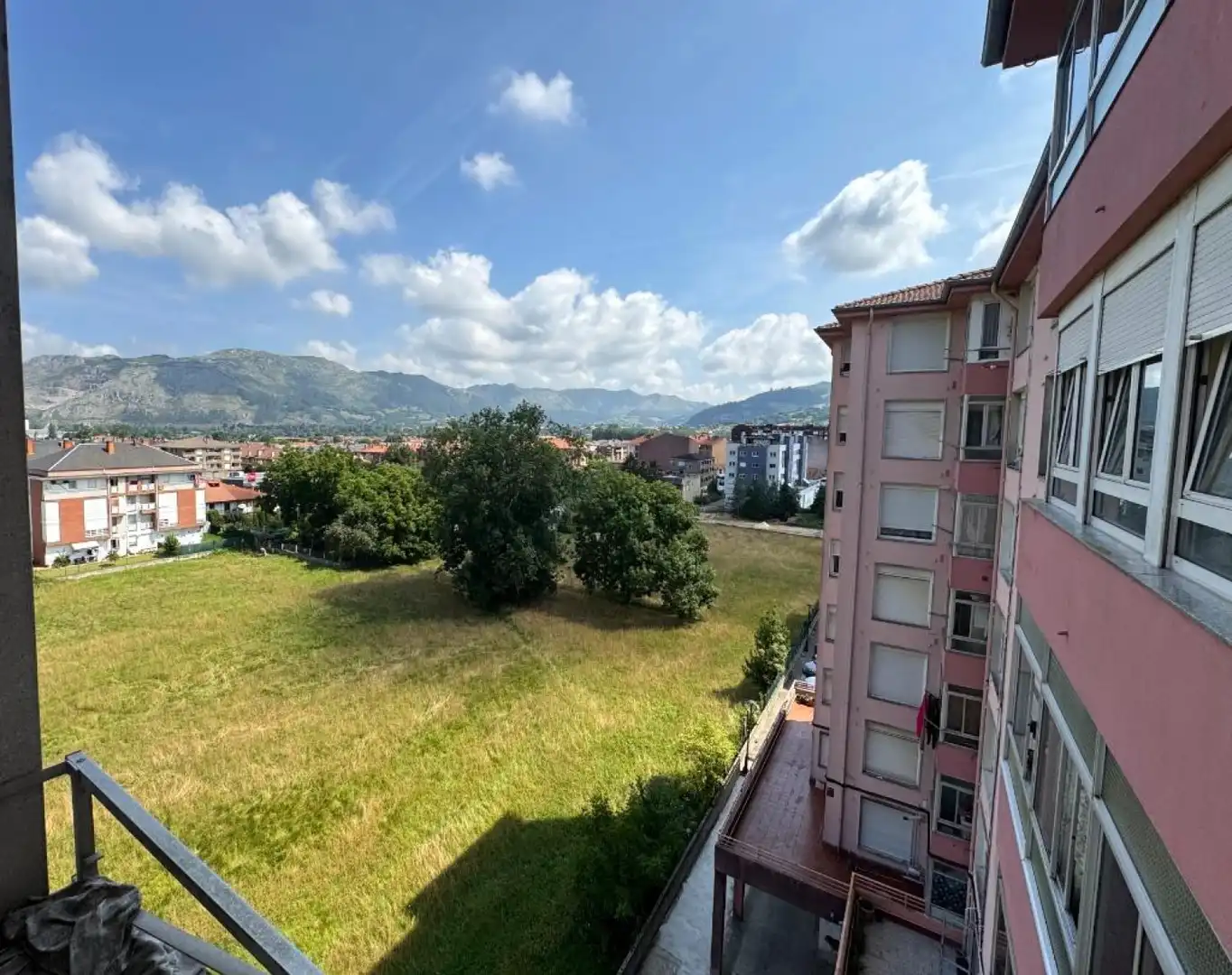 Außenansicht von Wohnung zur Miete in Los Corrales de Buelna  mit Heizung, Privatgarten und Parkett