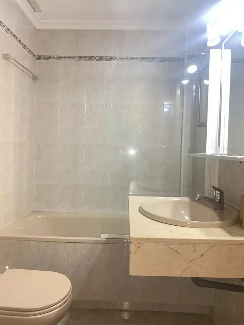 Baño de Piso de alquiler en Manzanares El Real con Parquet, Terraza y Piscina comunitaria