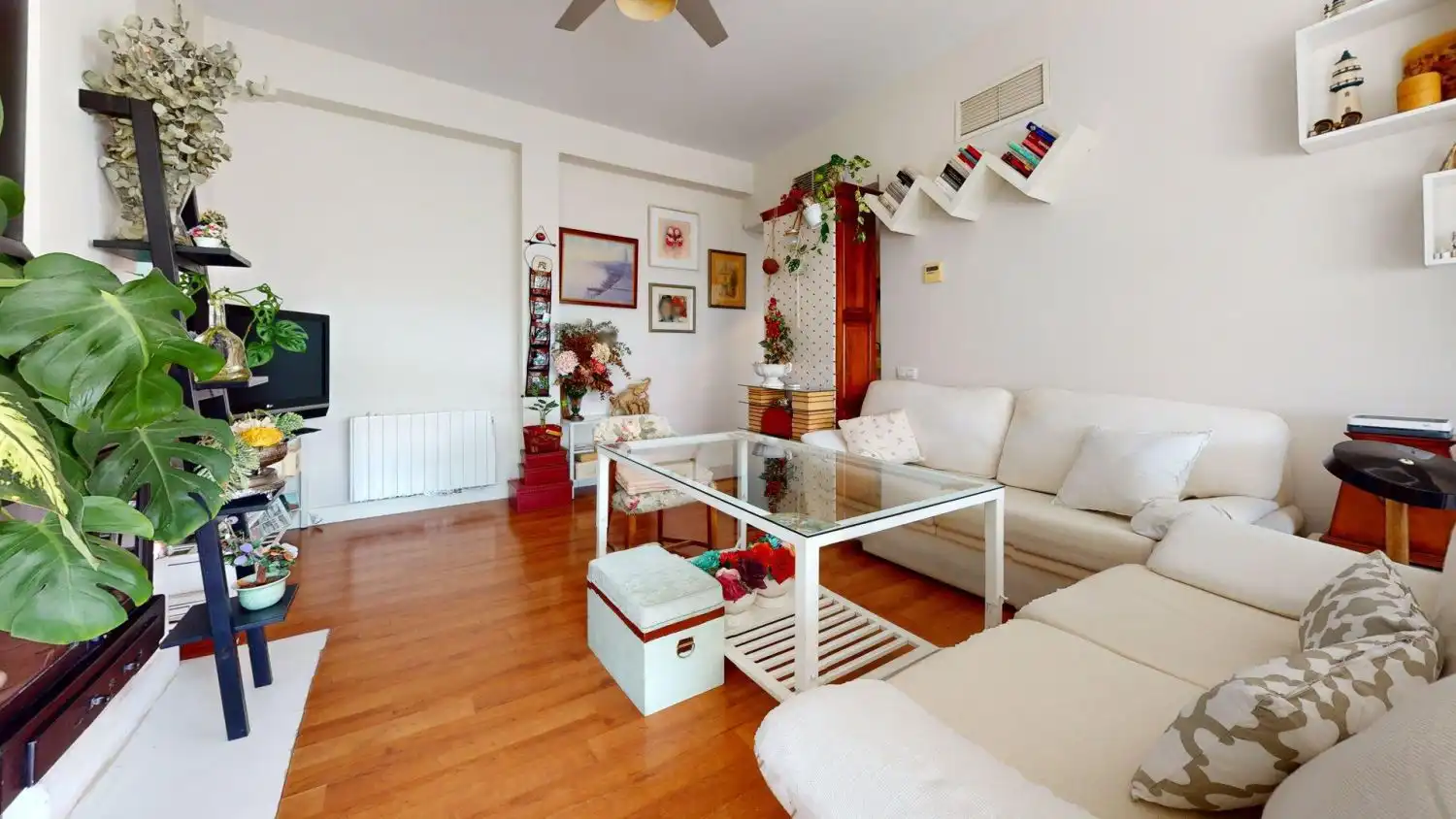 Living room of Flat for sale in Sevilla  with Air Conditioner and Parquet flooring