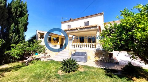 Chalet con cuatro dormitorios en Torrecilla, en zona privada y tranquila