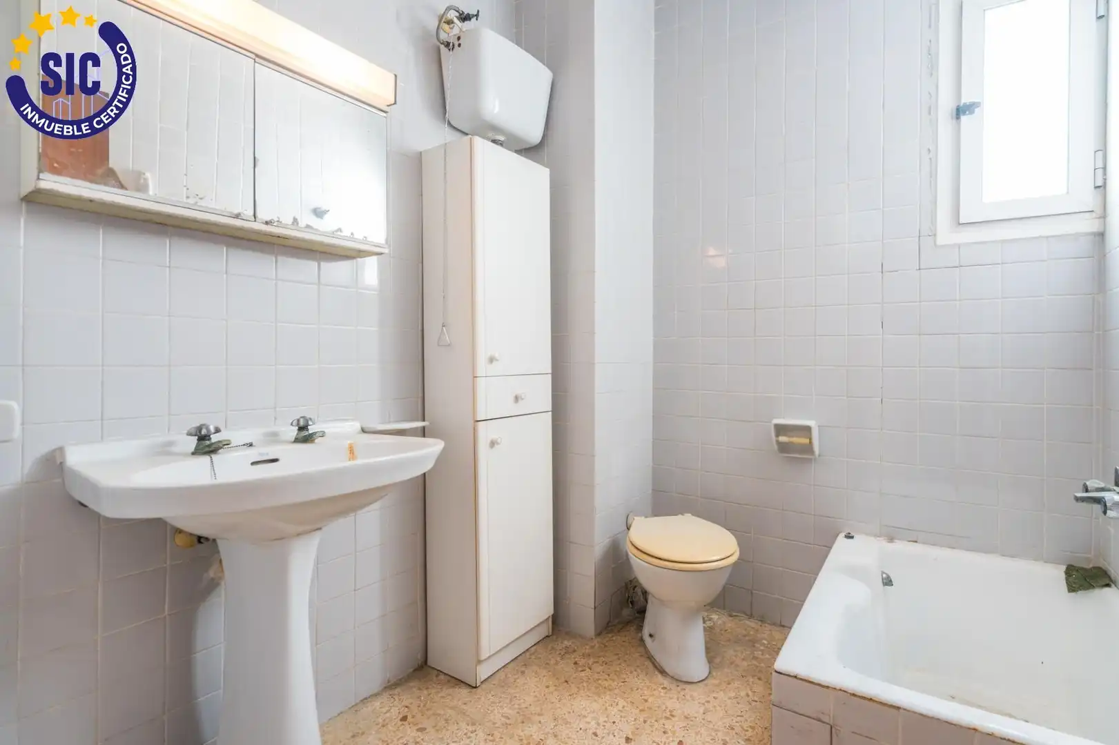 Badezimmer von Wohnung zum Verkauf in Xirivella mit Balkon