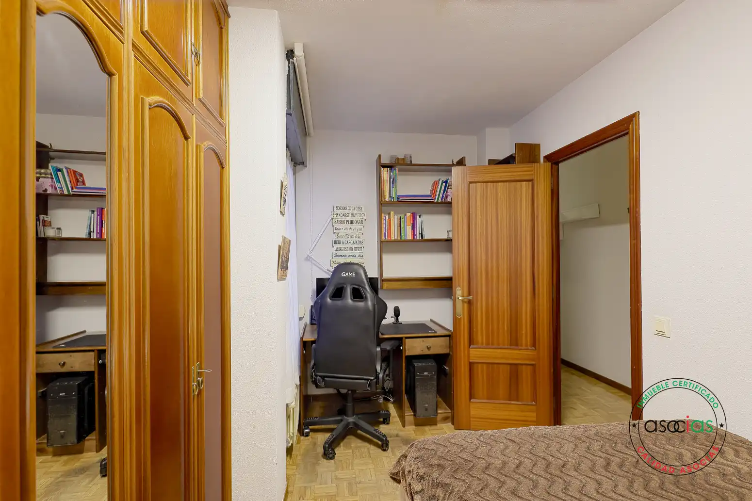 Dormitori de Pis en venda en Gijón  amb Calefacció, Parquet i Traster