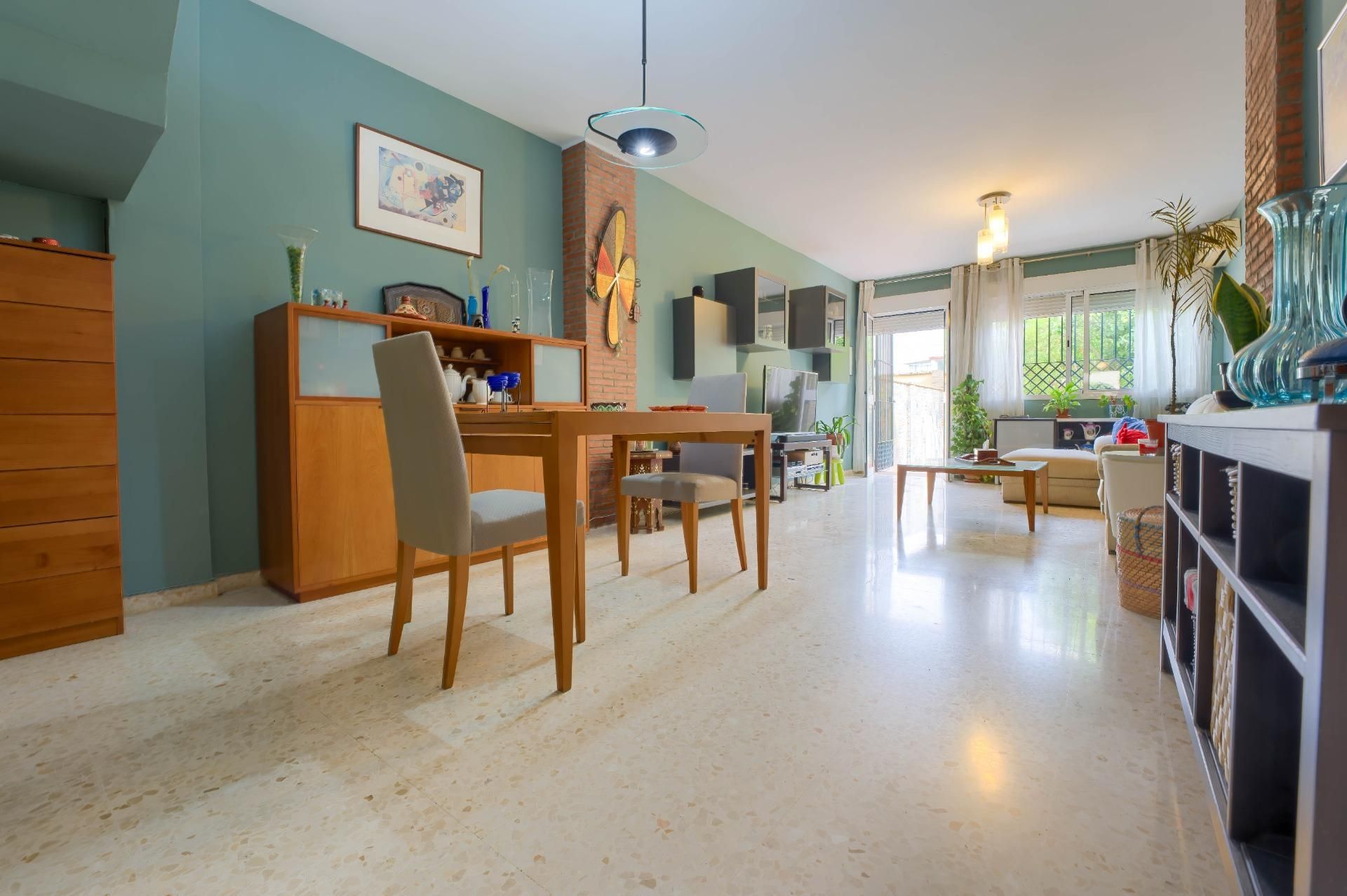 Sala d'estar de Casa adosada en venda en Tomares amb Aire condicionat, Jardí privat i Terrassa