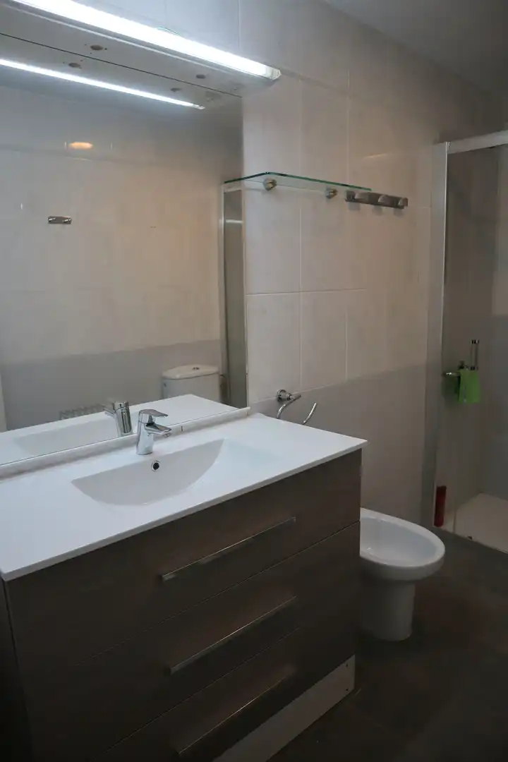 Badezimmer von Einfamilien-Reihenhaus zum Verkauf in Tossa de Mar mit Klimaanlage, Privatgarten und Terrasse