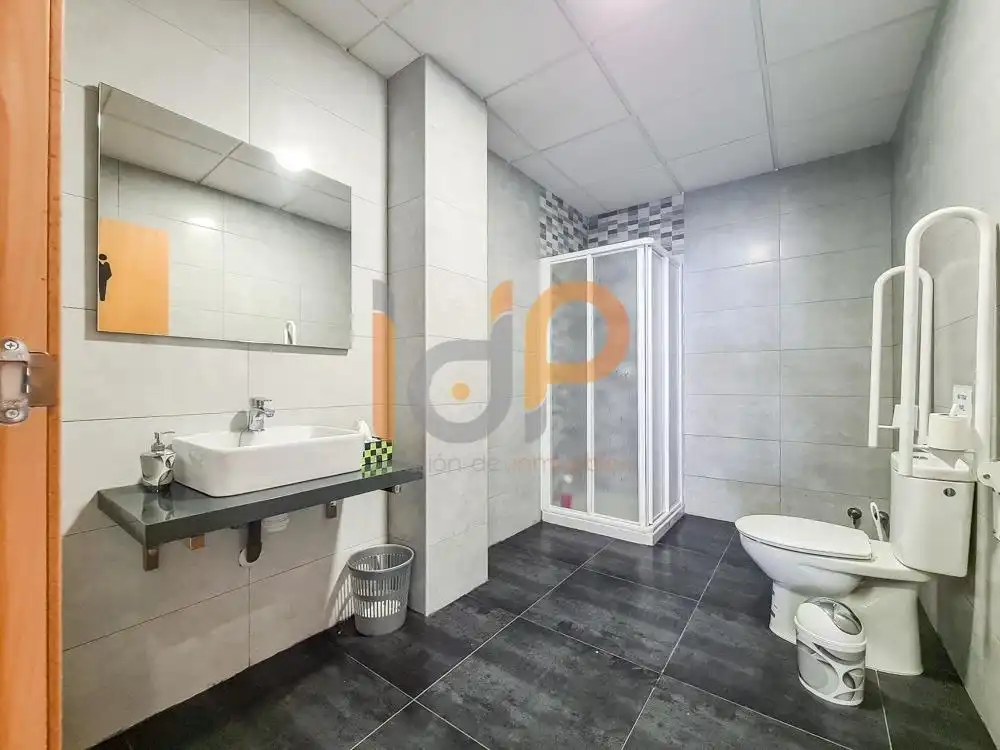 Baño de Local de alquiler en Huércal-Overa con Aire acondicionado