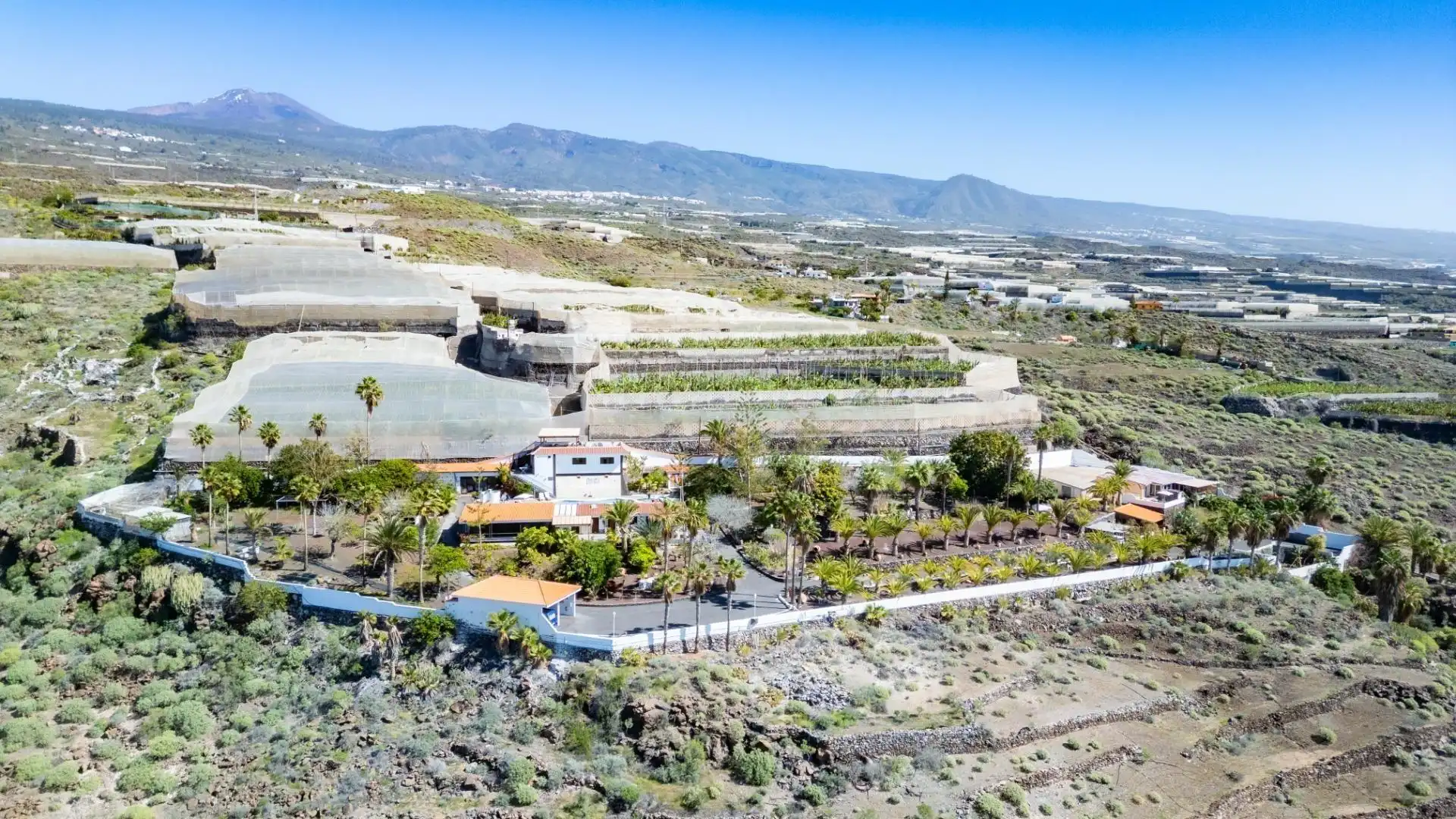 Vista exterior de Casa o xalet en venda en Guía de Isora amb Aire condicionat, Jardí privat i Terrassa