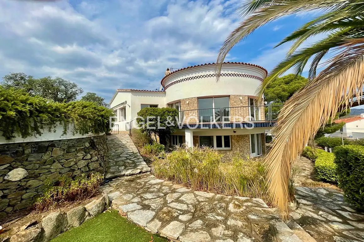 Vista exterior de Casa o xalet en venda en Llançà amb Calefacció, Jardí privat i Terrassa