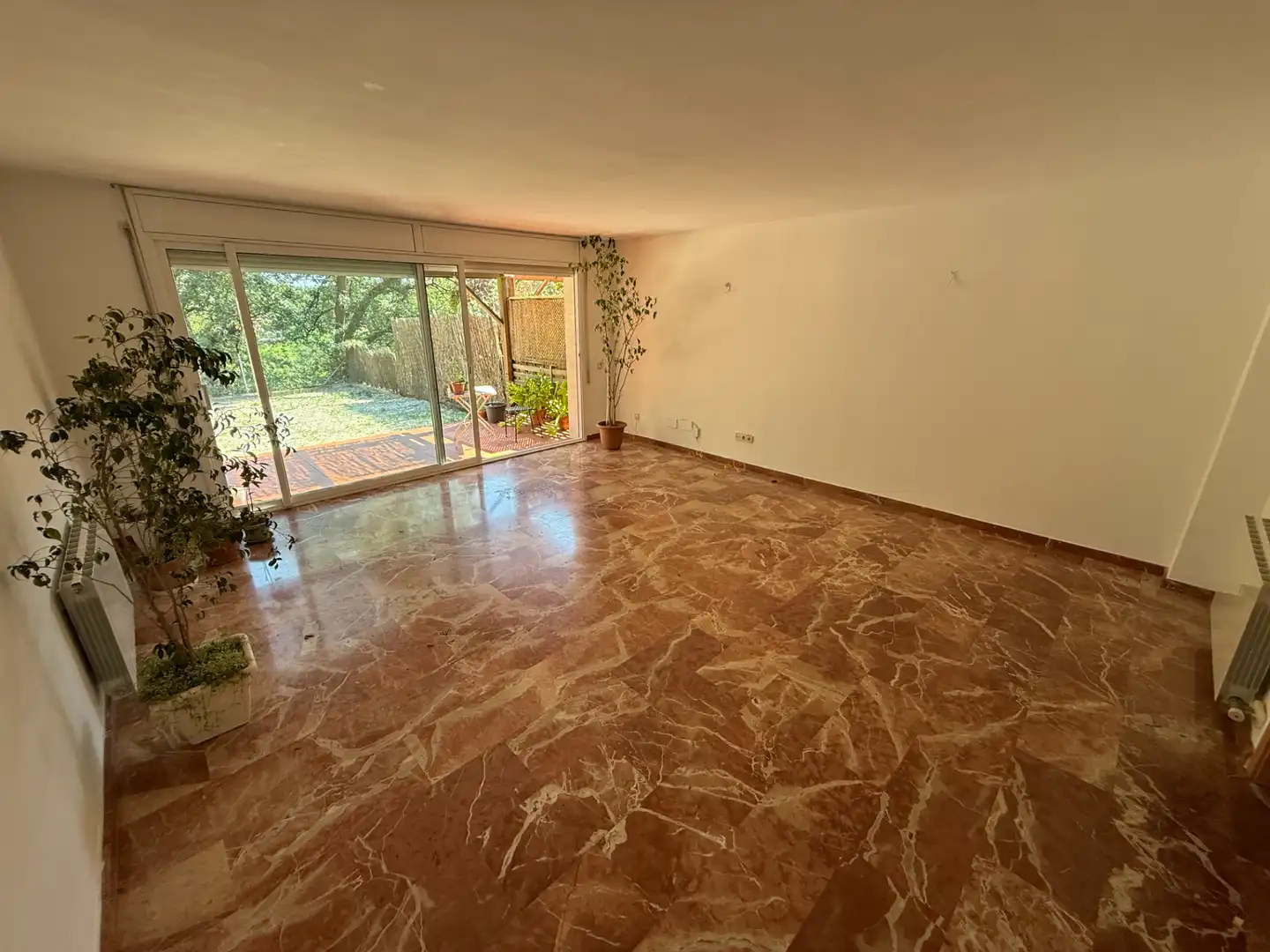 Wohnzimmer von Einfamilien-Reihenhaus zum Verkauf in L'Ametlla del Vallès mit Klimaanlage, Heizung und Privatgarten