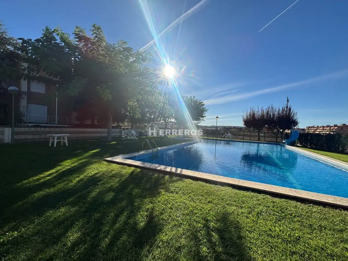 Casa a schiera con piscina in vendita a avda. de madrid