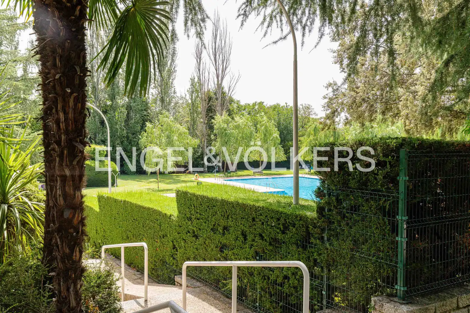 Piscina de Pis en venda en El Escorial amb Calefacció, Jardí privat i Terrassa
