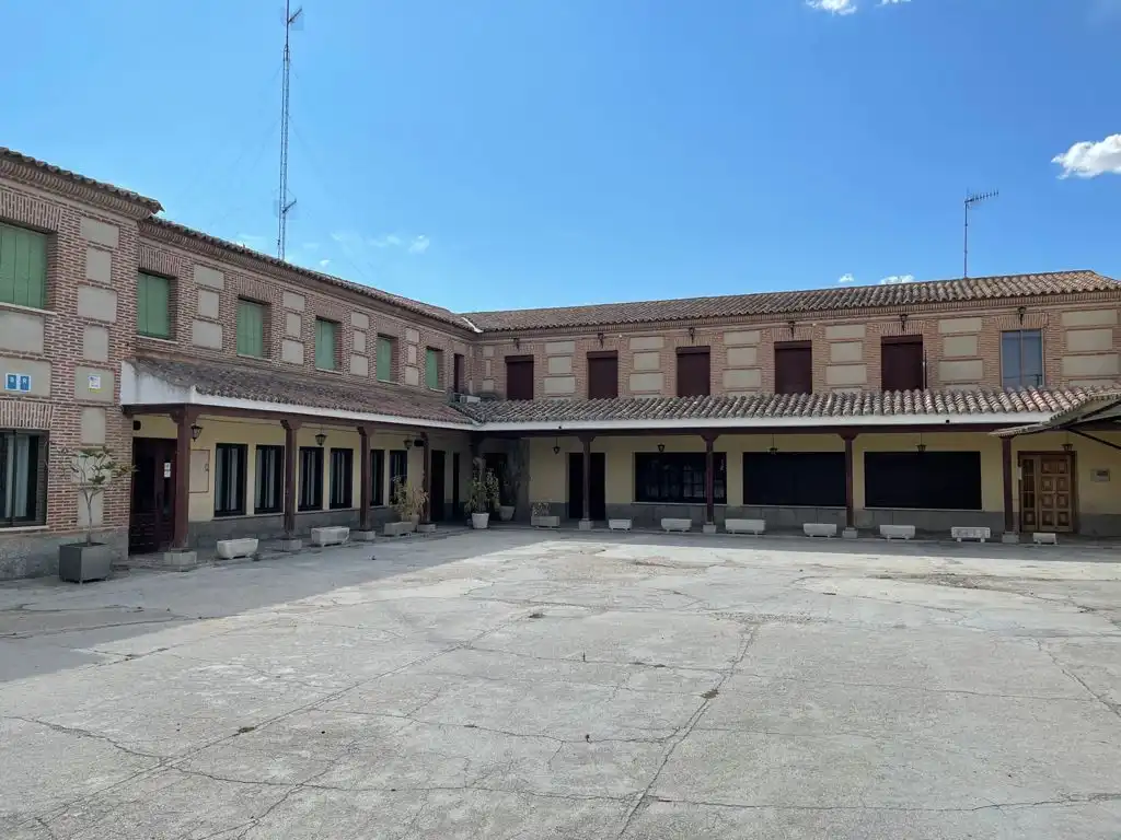 Vista exterior de Edificio en venta en Madrigal de las Altas Torres
