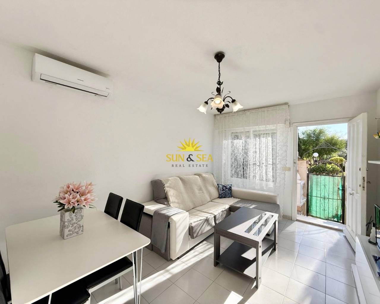 Sala d'estar de Casa o xalet de lloguer en Torrevieja amb Calefacció, Terrassa i Moblat