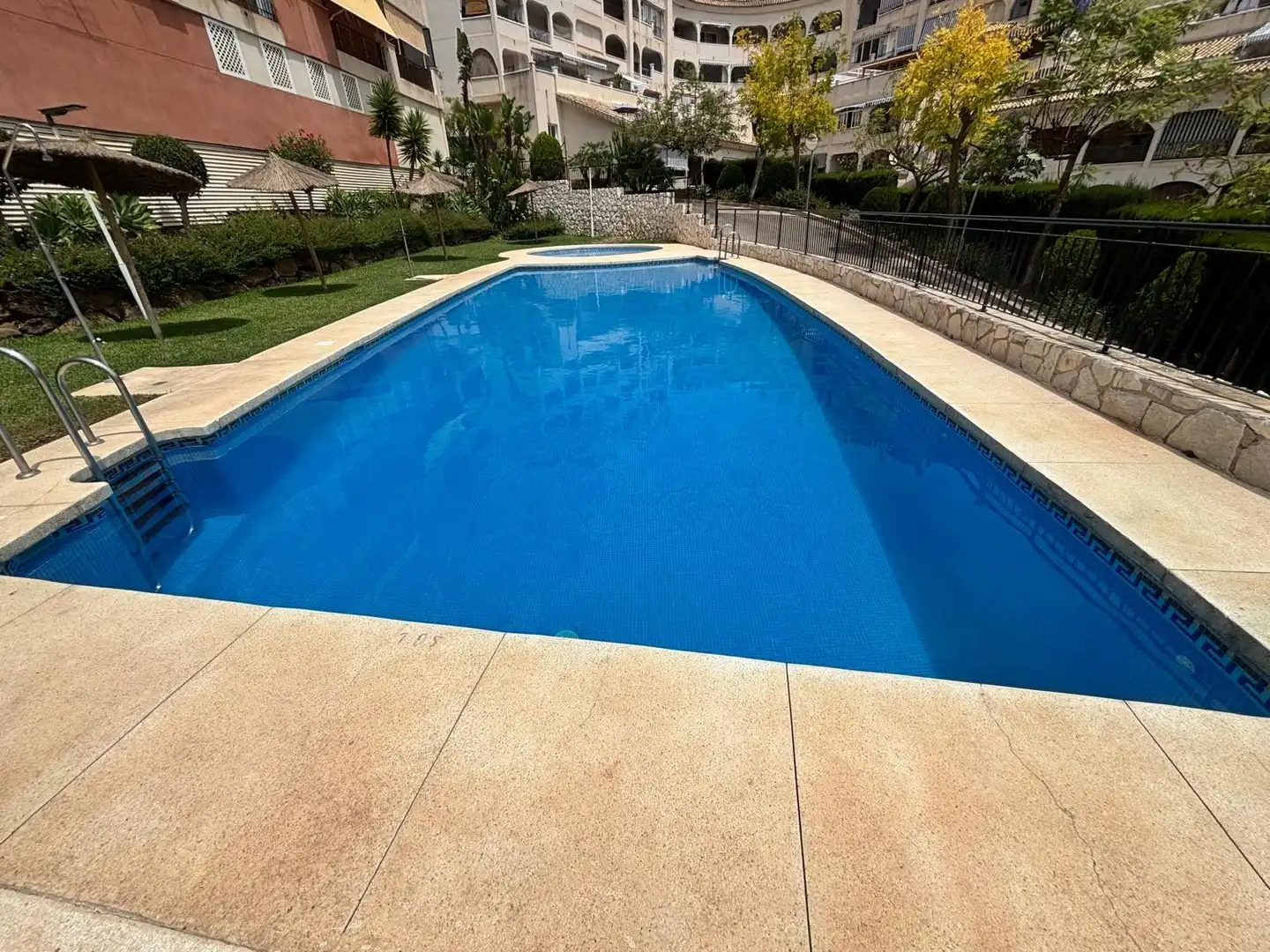 Piscina de Apartamento en venta en Benalmádena con Aire acondicionado, Calefacción y Jardín privado