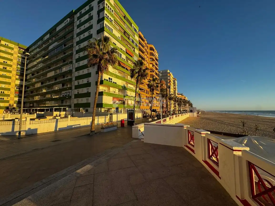 Außenansicht von Wohnung zum Verkauf in Cádiz mit Privatgarten und Terrasse