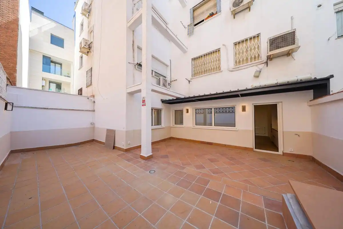 Außenansicht von Erdgeschoss zum Verkauf in Madrid mit Klimaanlage, Heizung und Terrasse