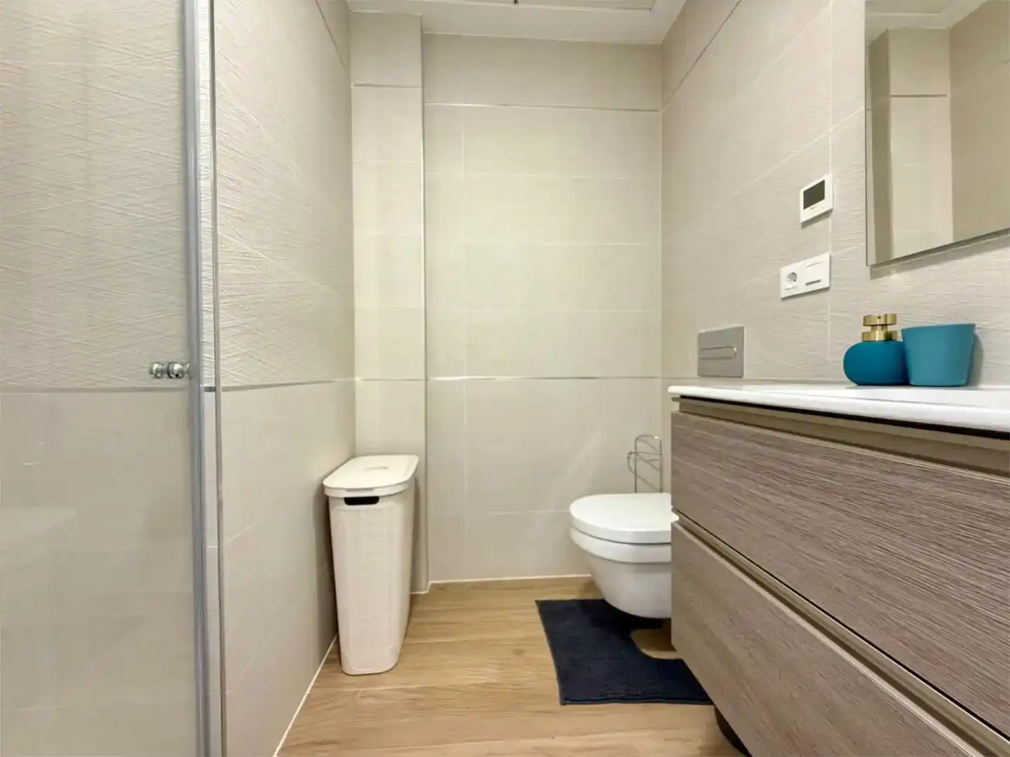 Badezimmer von Wohnung zur Miete in Torrevieja mit Klimaanlage und Schwimmbad