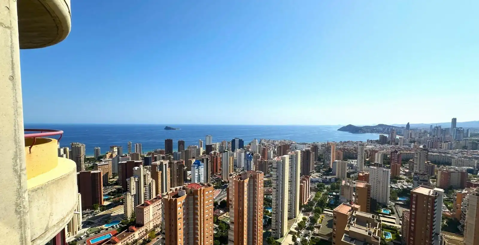 Vista exterior de Àtic en venda en Benidorm amb Aire condicionat, Traster i Moblat