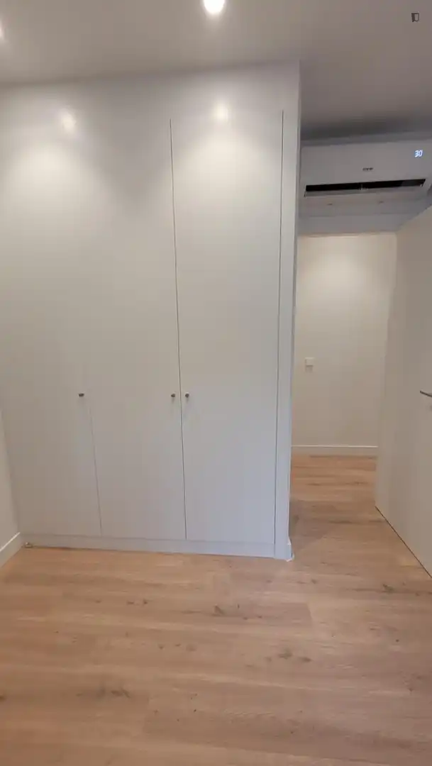 Dormitori de Apartament de lloguer en  Madrid Capital amb Aire condicionat, Moblat i Forn