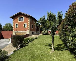 Vista exterior de Casa o xalet de lloguer en Santa Cruz de Bezana amb Calefacció, Jardí privat i Terrassa