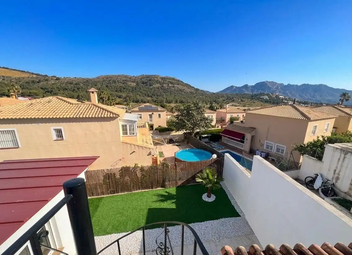 Vista exterior de Casa adosada en venda en La Nucia amb Aire condicionat, Terrassa i Piscina comunitària