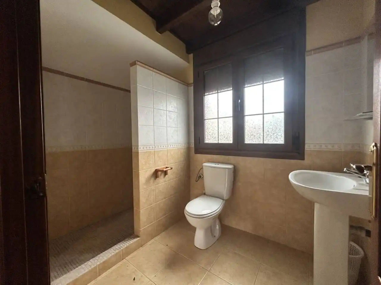 Badezimmer von Haus oder Chalet zum Verkauf in Llanes mit Heizung, Privatgarten und Terrasse