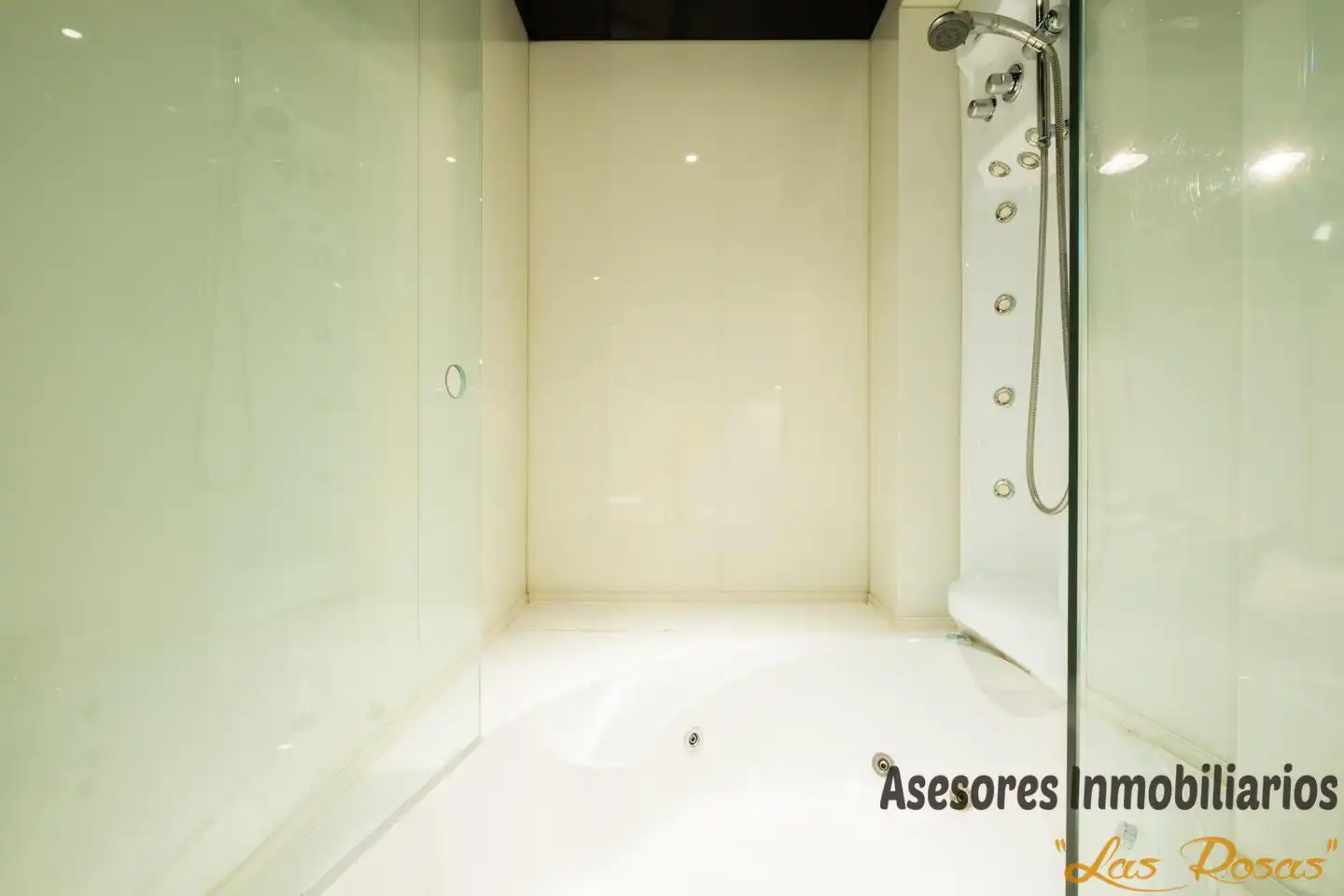 Bathroom of Ground floor for sale in Madrid  with Air Conditioner and Heating