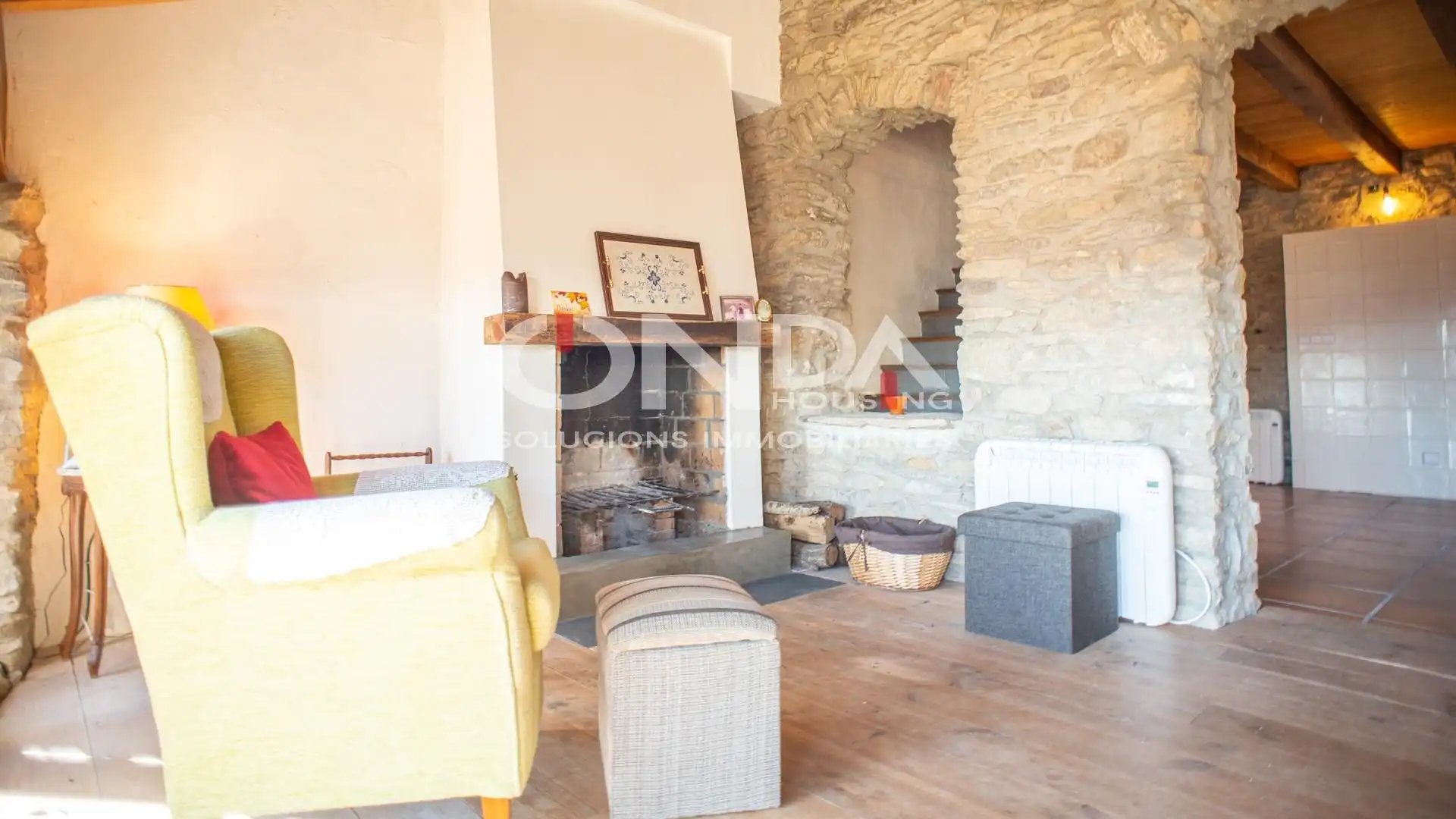 Sala d'estar de Casa adosada en venda en Soriguera amb Calefacció, Traster i Moblat