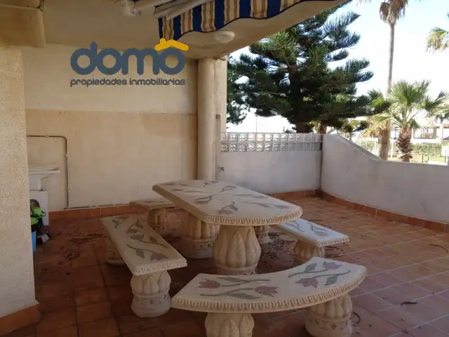 Terrasse von Einfamilien-Reihenhaus zum Verkauf in El Ejido mit Privatgarten, Terrasse und Abstellraum