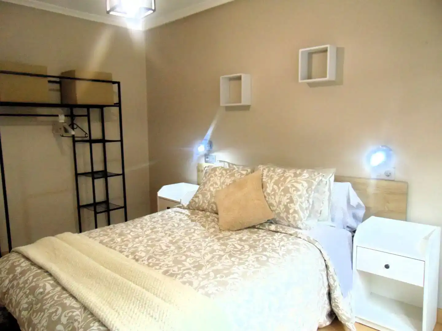Schlafzimmer von Wohnung zur Miete in Lena mit Parkett und Möbliert