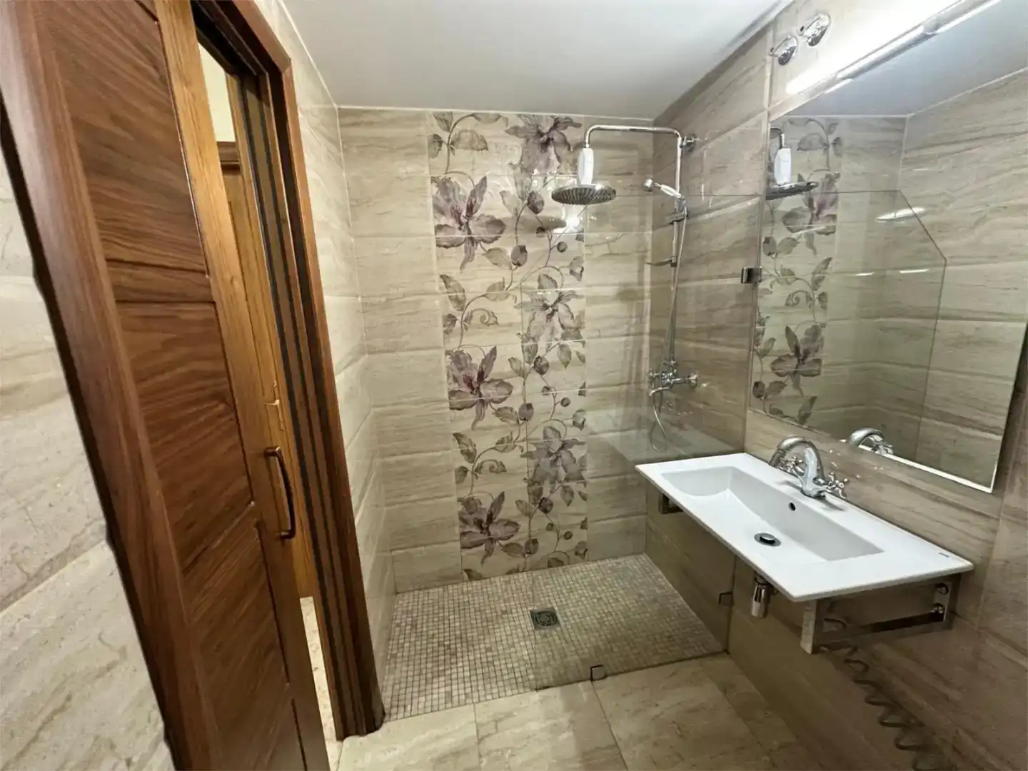 Baño de Piso en venta en Tomares con Aire acondicionado, Piscina y Balcón