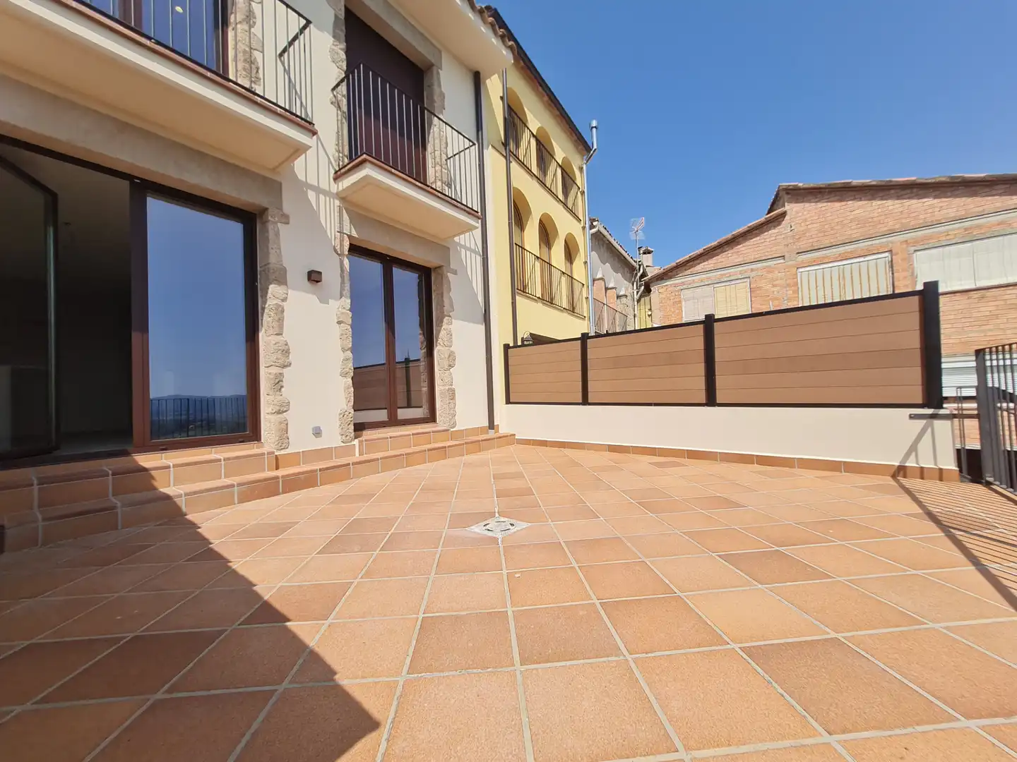 Terrasse von Einfamilien-Reihenhaus zum Verkauf in Casserres mit Klimaanlage, Heizung und Privatgarten