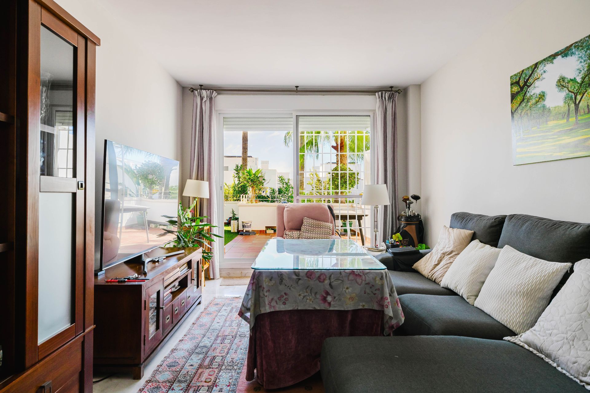 Sala d'estar de Pis en venda en Benalmádena amb Aire condicionat, Jardí privat i Terrassa