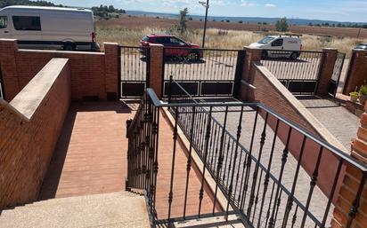 Vista exterior de Casa adosada en venda en Garrafe de Torío amb Terrassa