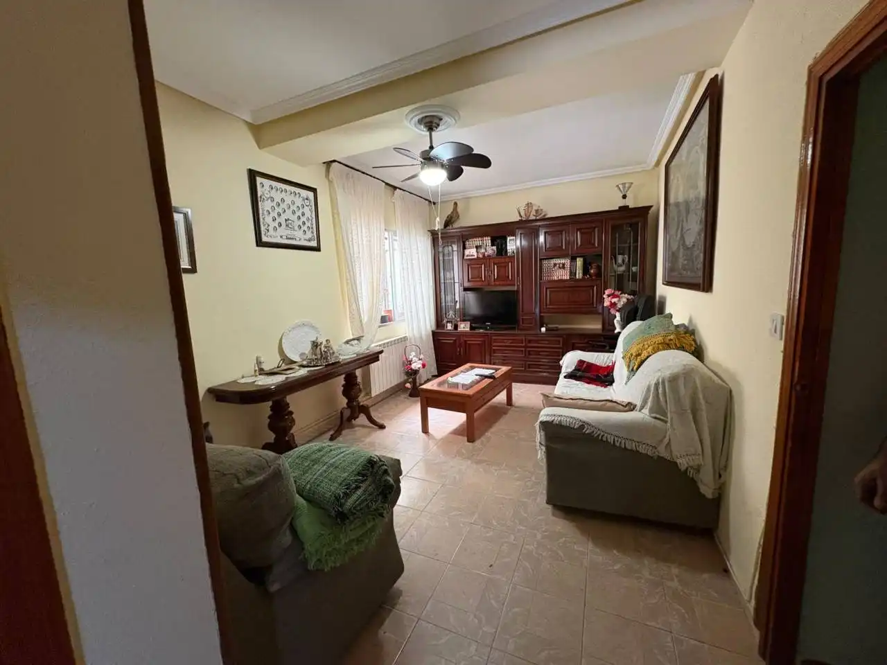 Sala d'estar de Casa o xalet en venda en Ciudad Rodrigo amb Calefacció, Jardí privat i Terrassa